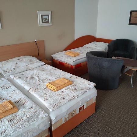 Penzion V Centru - Apartmány Smetanka Ceske Budejovice Bagian luar foto