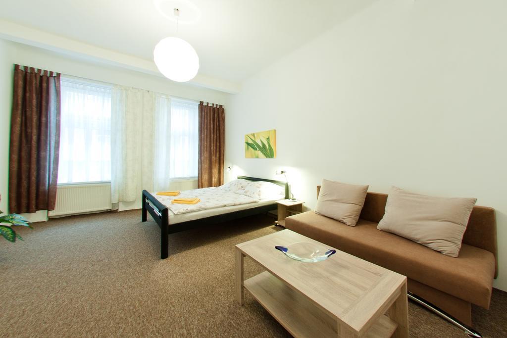Penzion V Centru - Apartmány Smetanka Ceske Budejovice Bagian luar foto