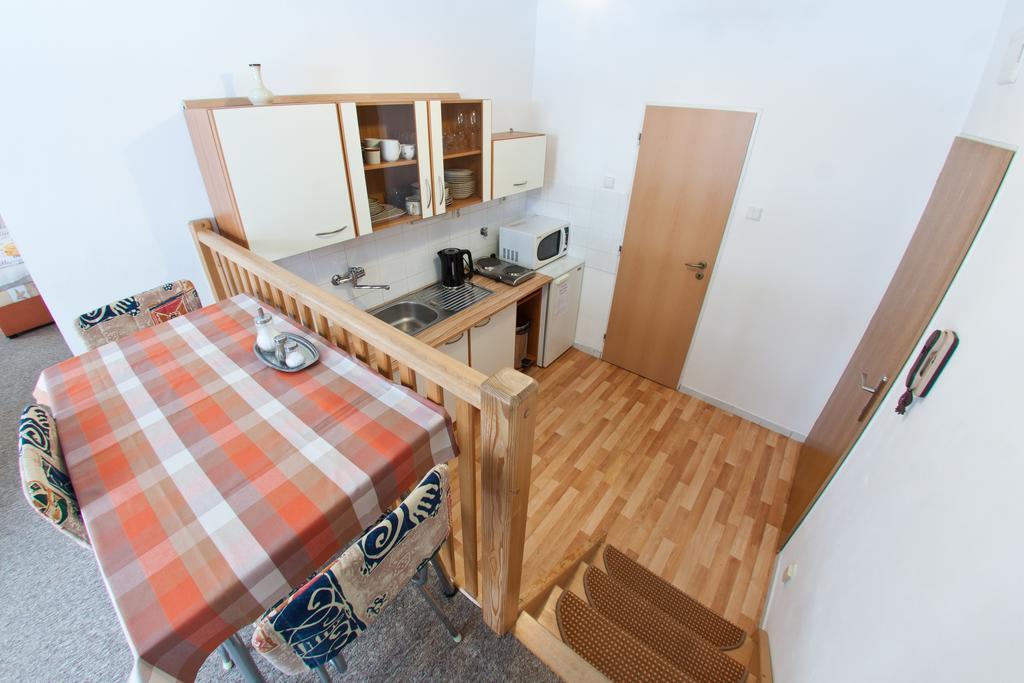 Penzion V Centru - Apartmány Smetanka Ceske Budejovice Ruang foto