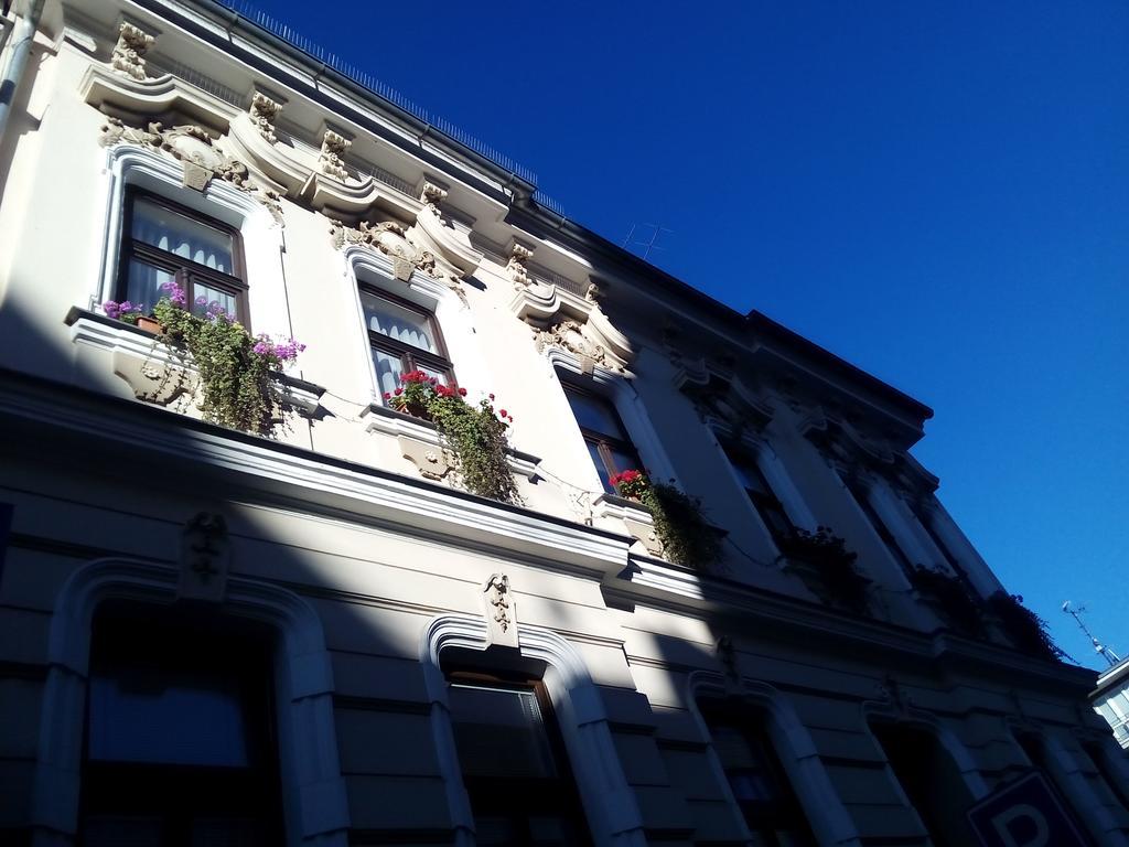 Penzion V Centru - Apartmány Smetanka Ceske Budejovice Bagian luar foto