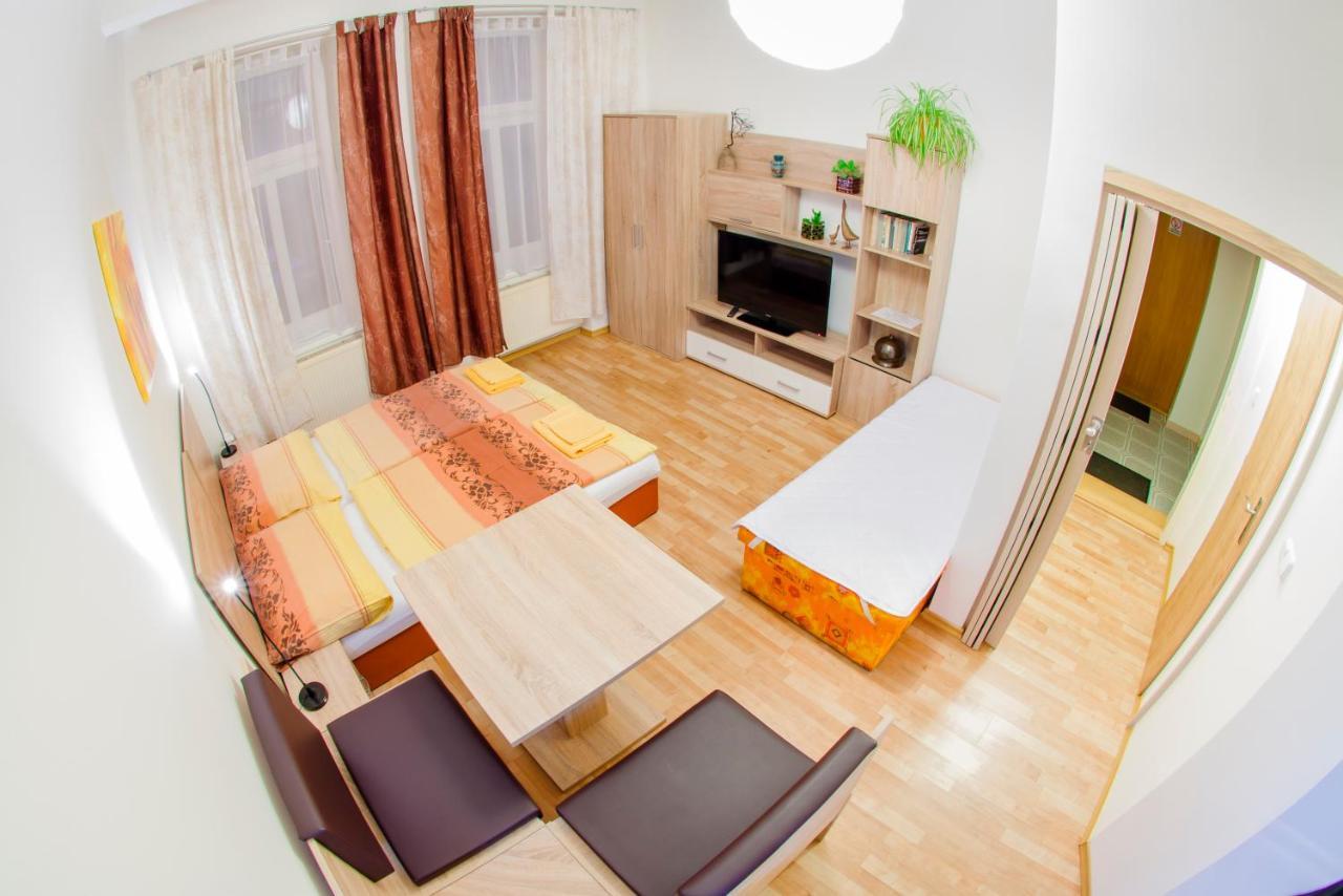 Penzion V Centru - Apartmány Smetanka Ceske Budejovice Bagian luar foto