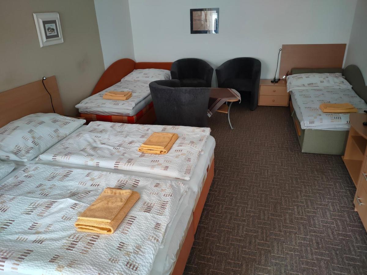 Penzion V Centru - Apartmány Smetanka Ceske Budejovice Bagian luar foto