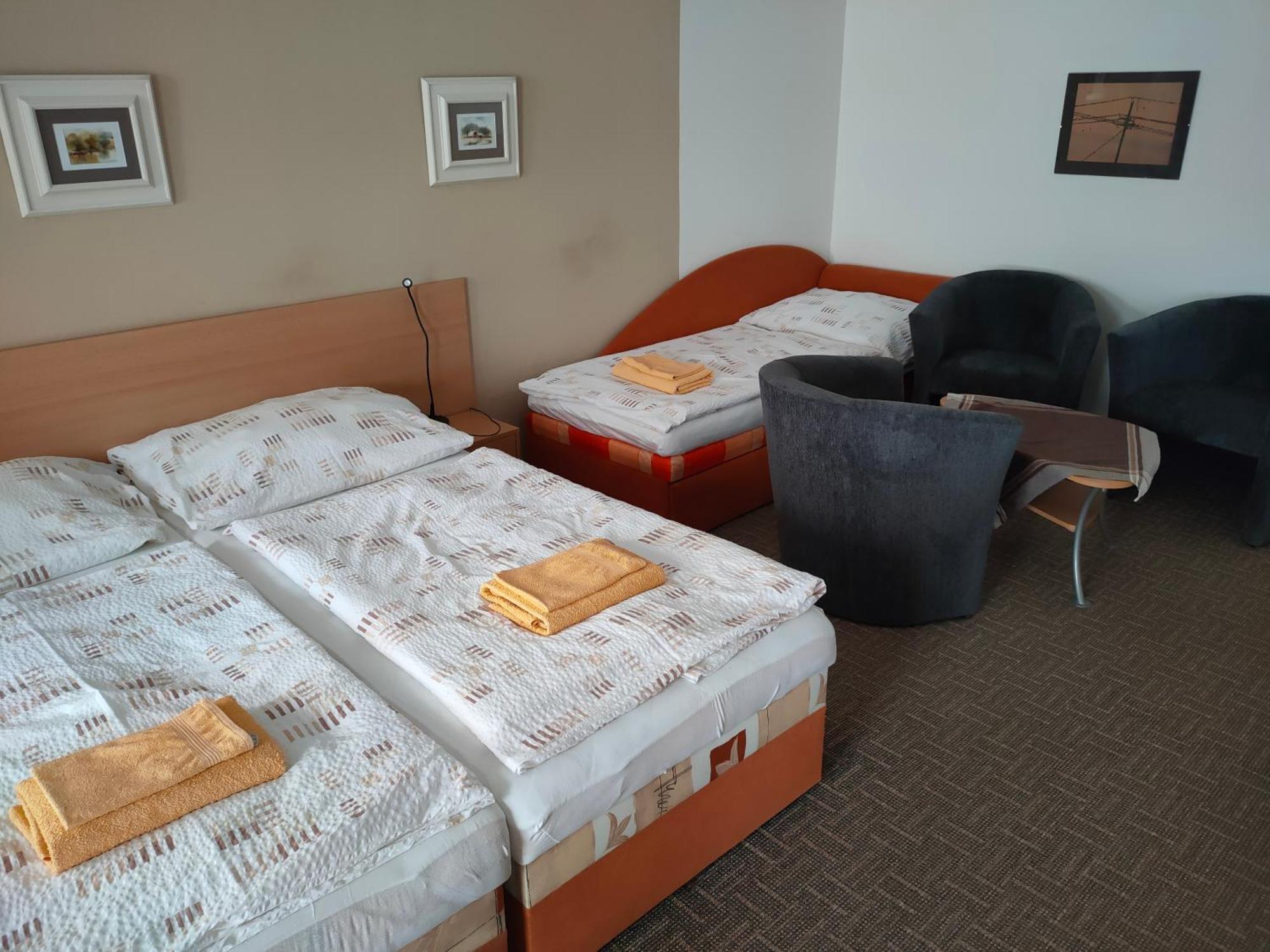 Penzion V Centru - Apartmány Smetanka Ceske Budejovice Bagian luar foto
