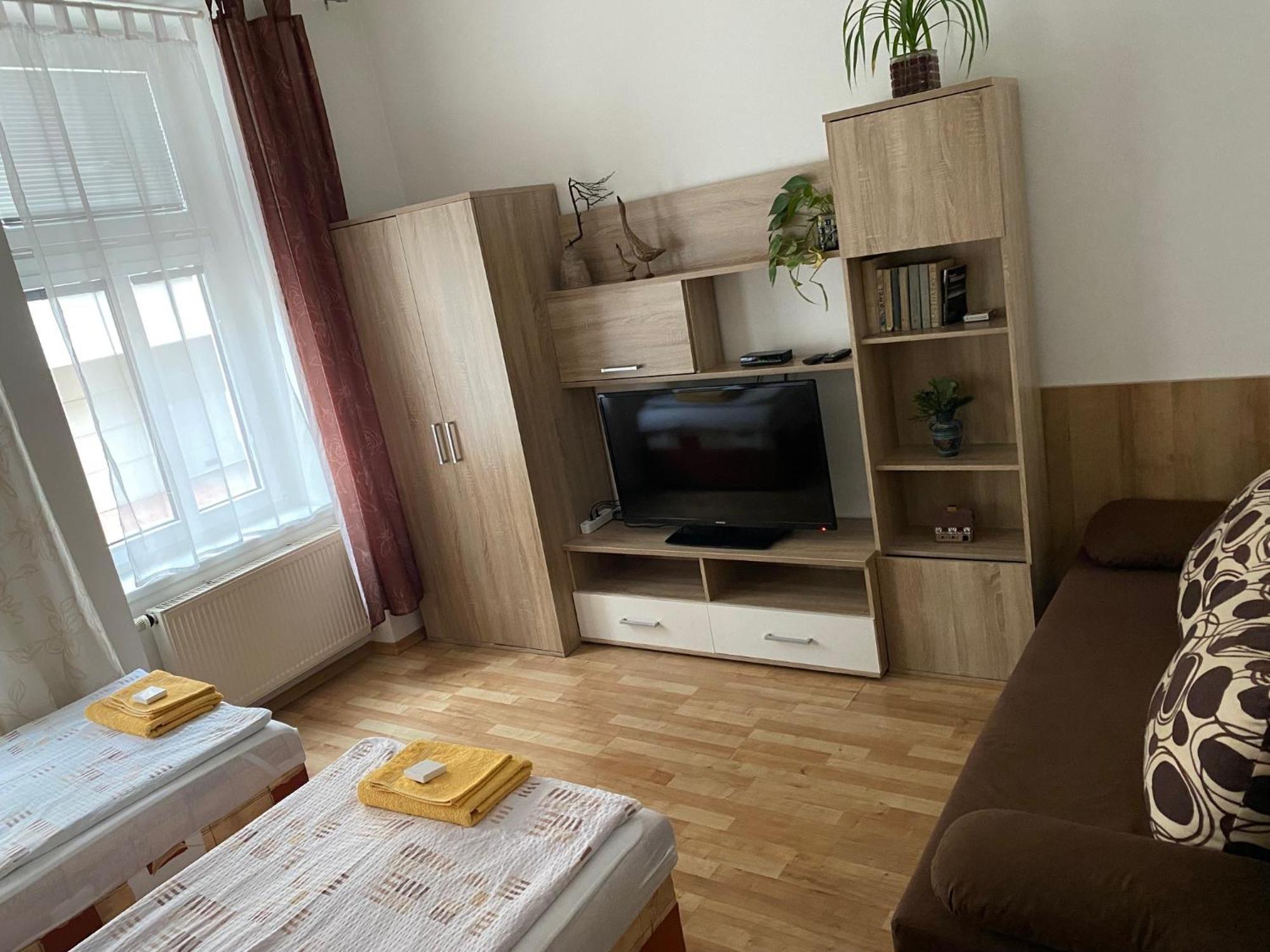 Penzion V Centru - Apartmány Smetanka Ceske Budejovice Bagian luar foto