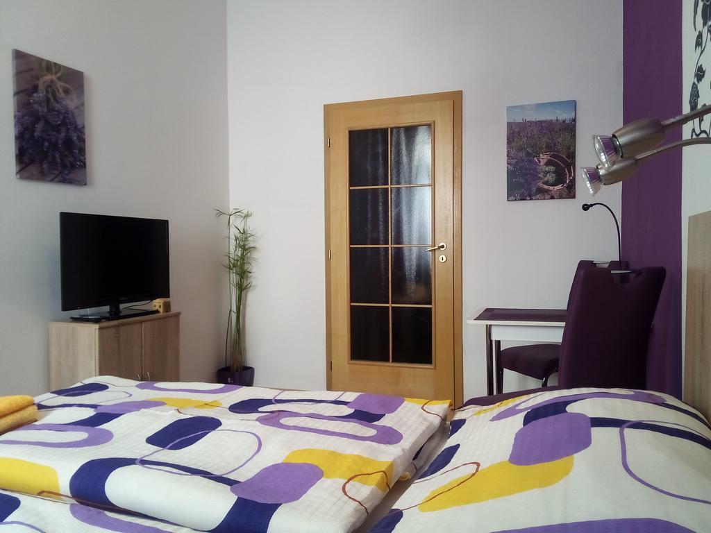 Penzion V Centru - Apartmány Smetanka Ceske Budejovice Ruang foto