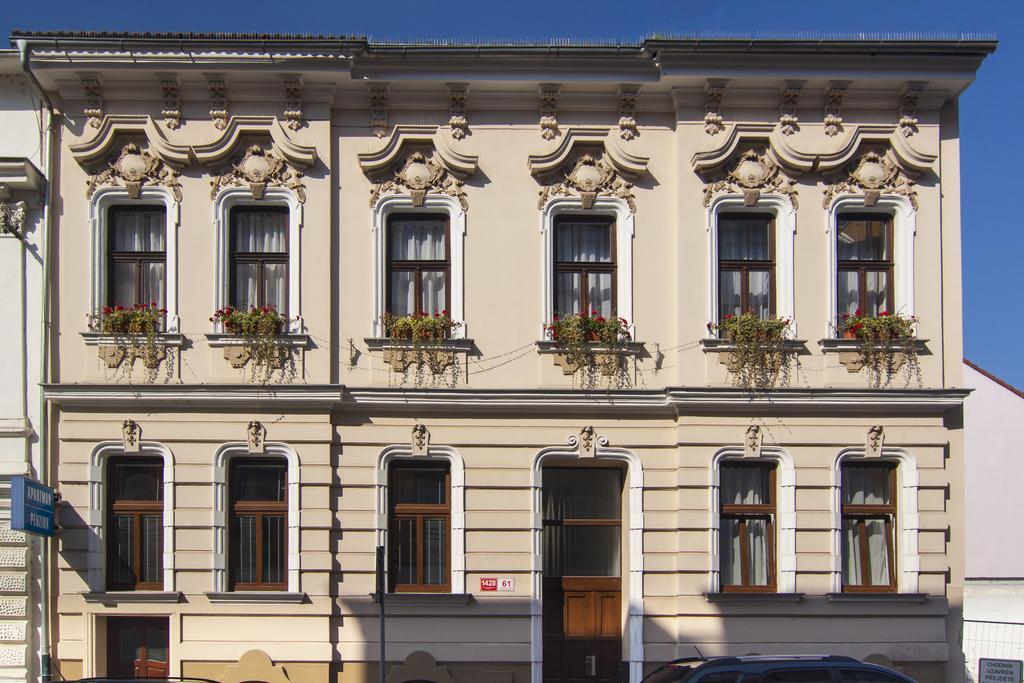 Penzion V Centru - Apartmány Smetanka Ceske Budejovice Bagian luar foto