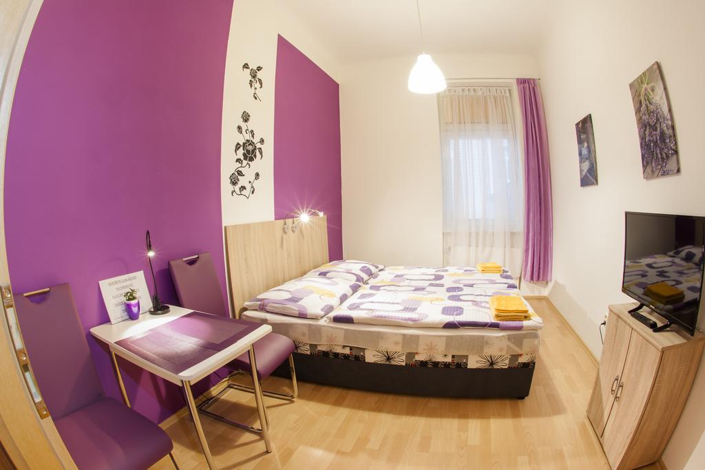 Penzion V Centru - Apartmány Smetanka Ceske Budejovice Bagian luar foto