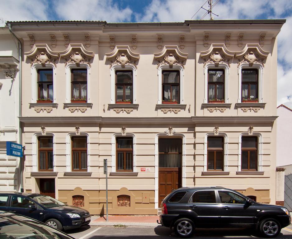 Penzion V Centru - Apartmány Smetanka Ceske Budejovice Bagian luar foto