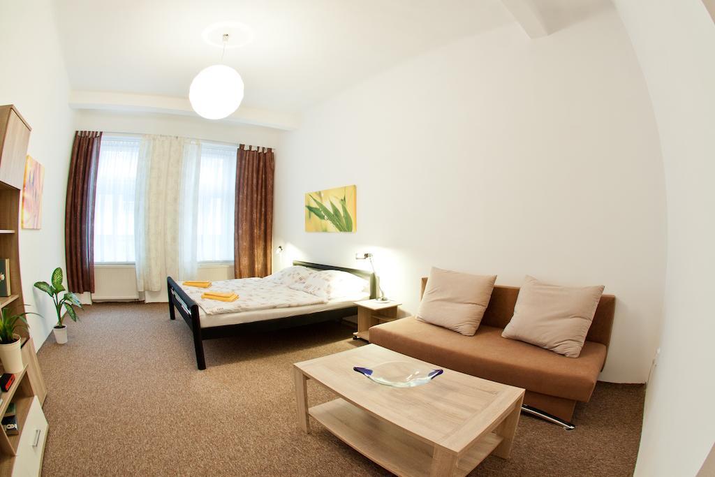 Penzion V Centru - Apartmány Smetanka Ceske Budejovice Bagian luar foto