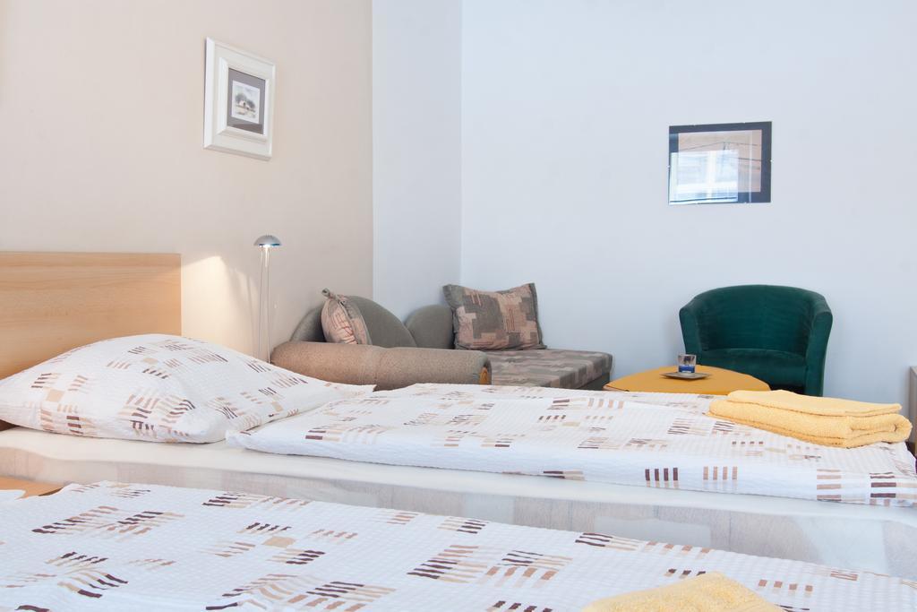 Penzion V Centru - Apartmány Smetanka Ceske Budejovice Bagian luar foto
