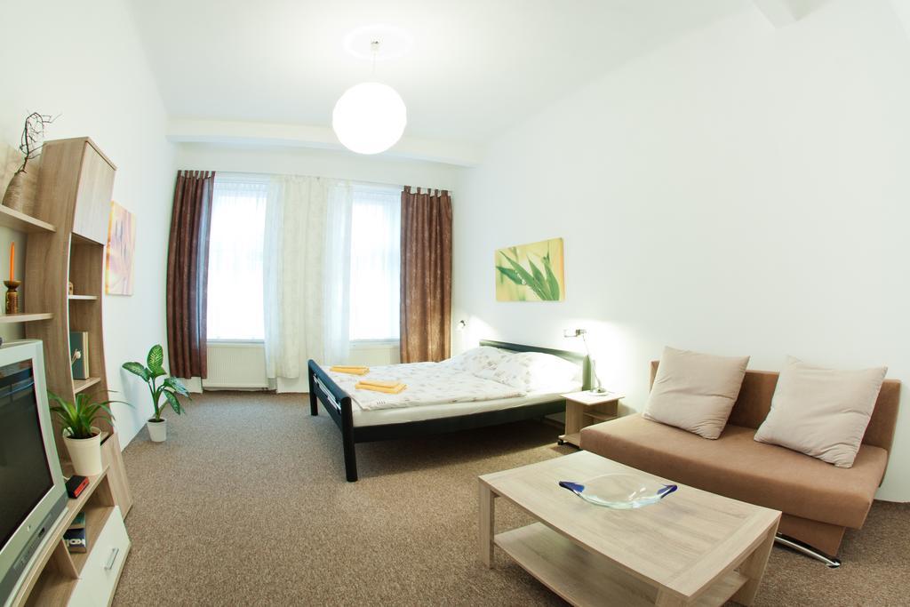 Penzion V Centru - Apartmány Smetanka Ceske Budejovice Bagian luar foto
