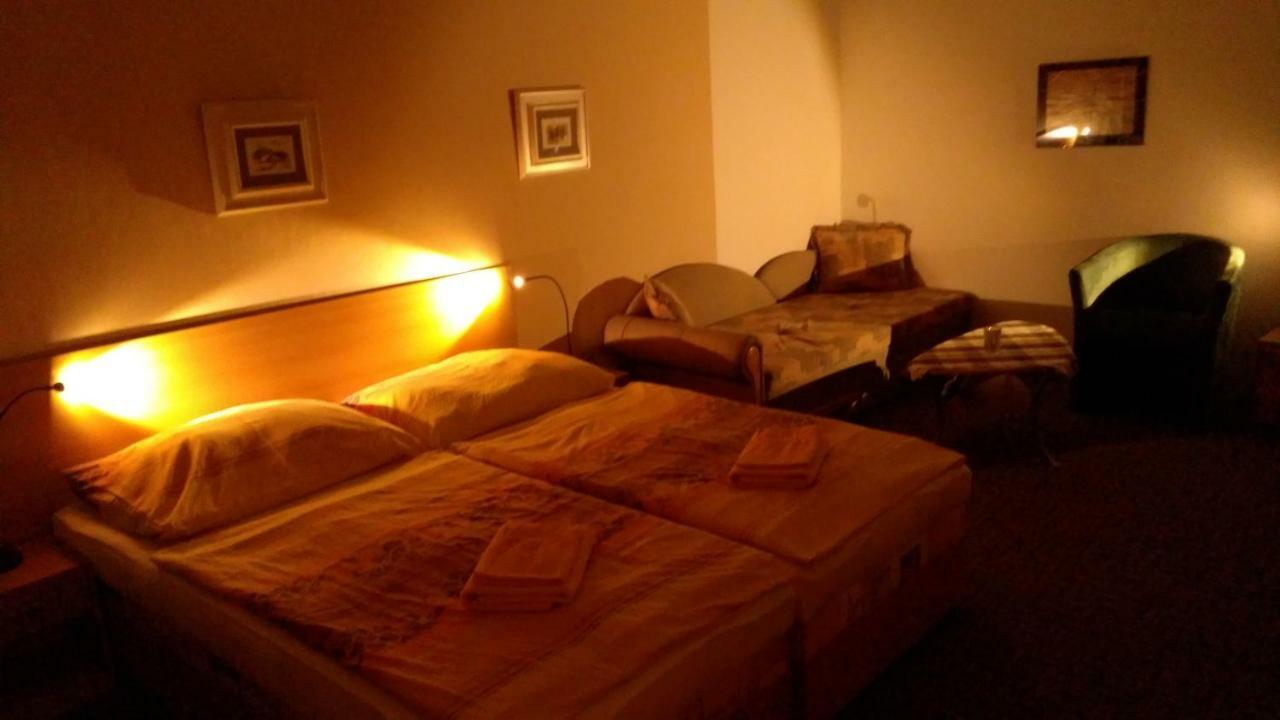 Penzion V Centru - Apartmány Smetanka Ceske Budejovice Bagian luar foto